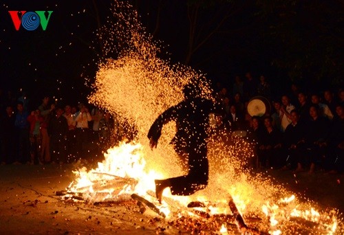เทศกาลเต้นไฟขอพรปีใหม่ของชนเผ่าเย้าจังหวัดลาวกาย - ảnh 3